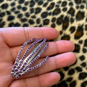 Skull hand hair pin